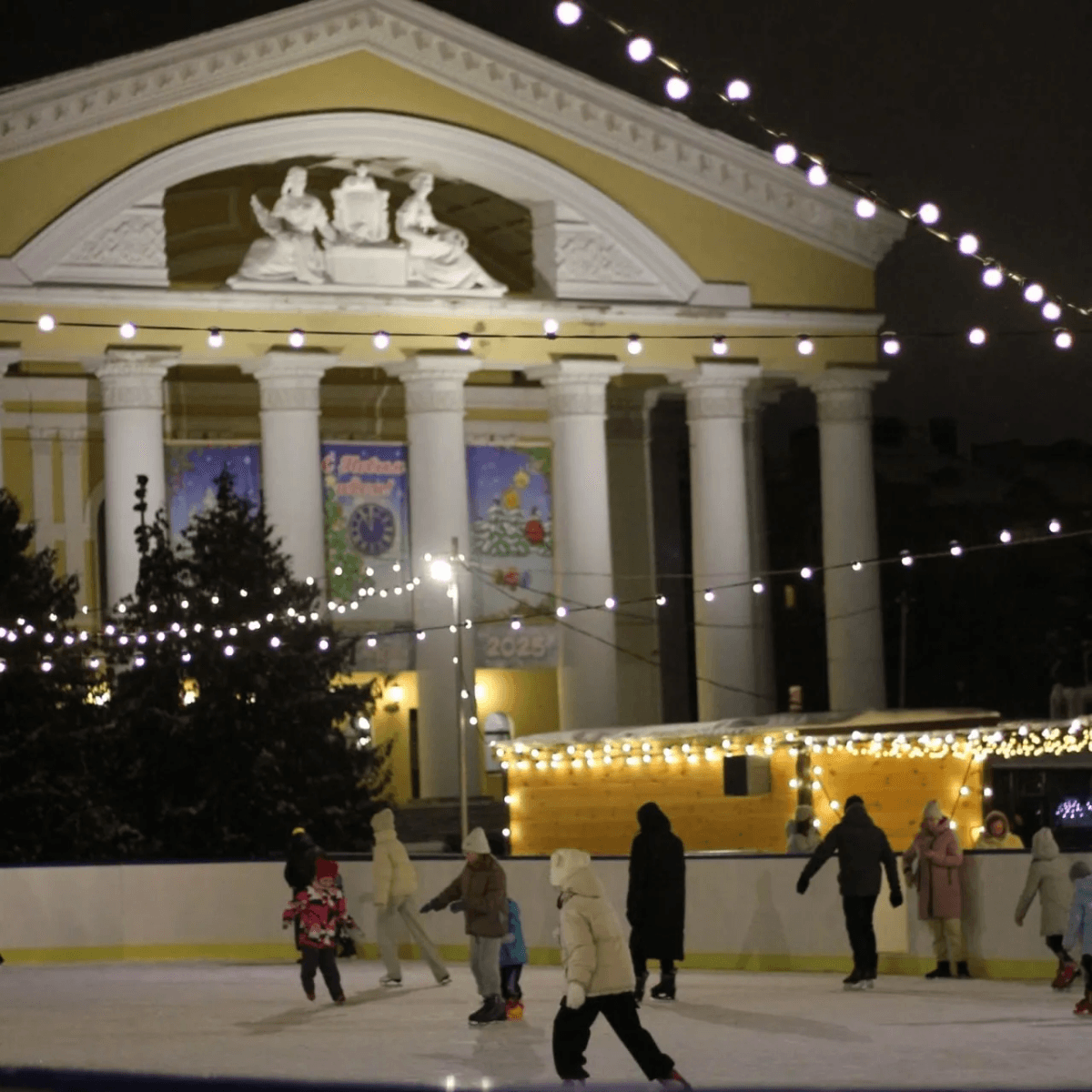 Каток на площади Ленина стал центром зимнего отдыха для тысяч горожан