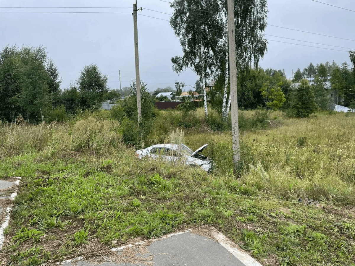 Водитель Renault слетел с трассы в Волжском районе: два человека получили травмы