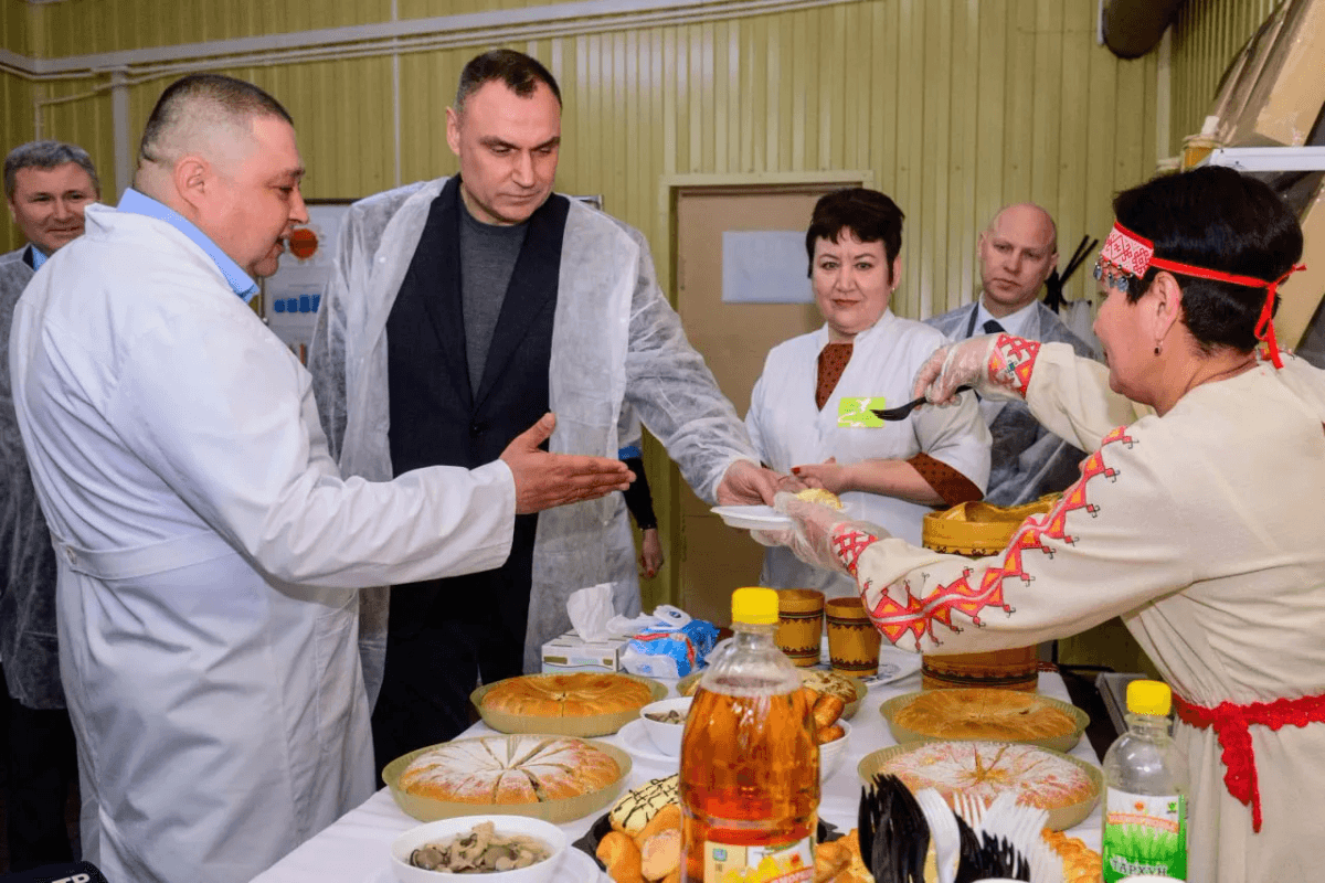 Глава Марий Эл попробовал продукцию хлебокомбината Моркинского райпо