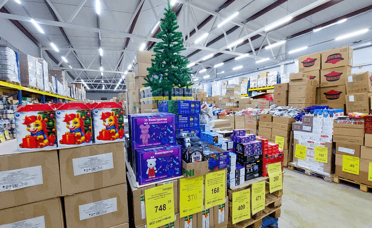 В «Светофоре» раздвигают паллеты для новинок: все спешат купить, стоят в очереди на кассе — выбираем имбирь и жареную лапшу