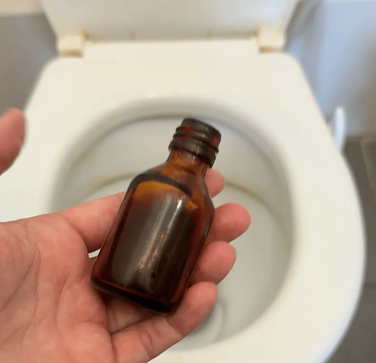 Залейте йод в унитаз: опытные хозяйки знают этот способ - унитаз белее снега без усилий, даже соседи приходят посмотреть