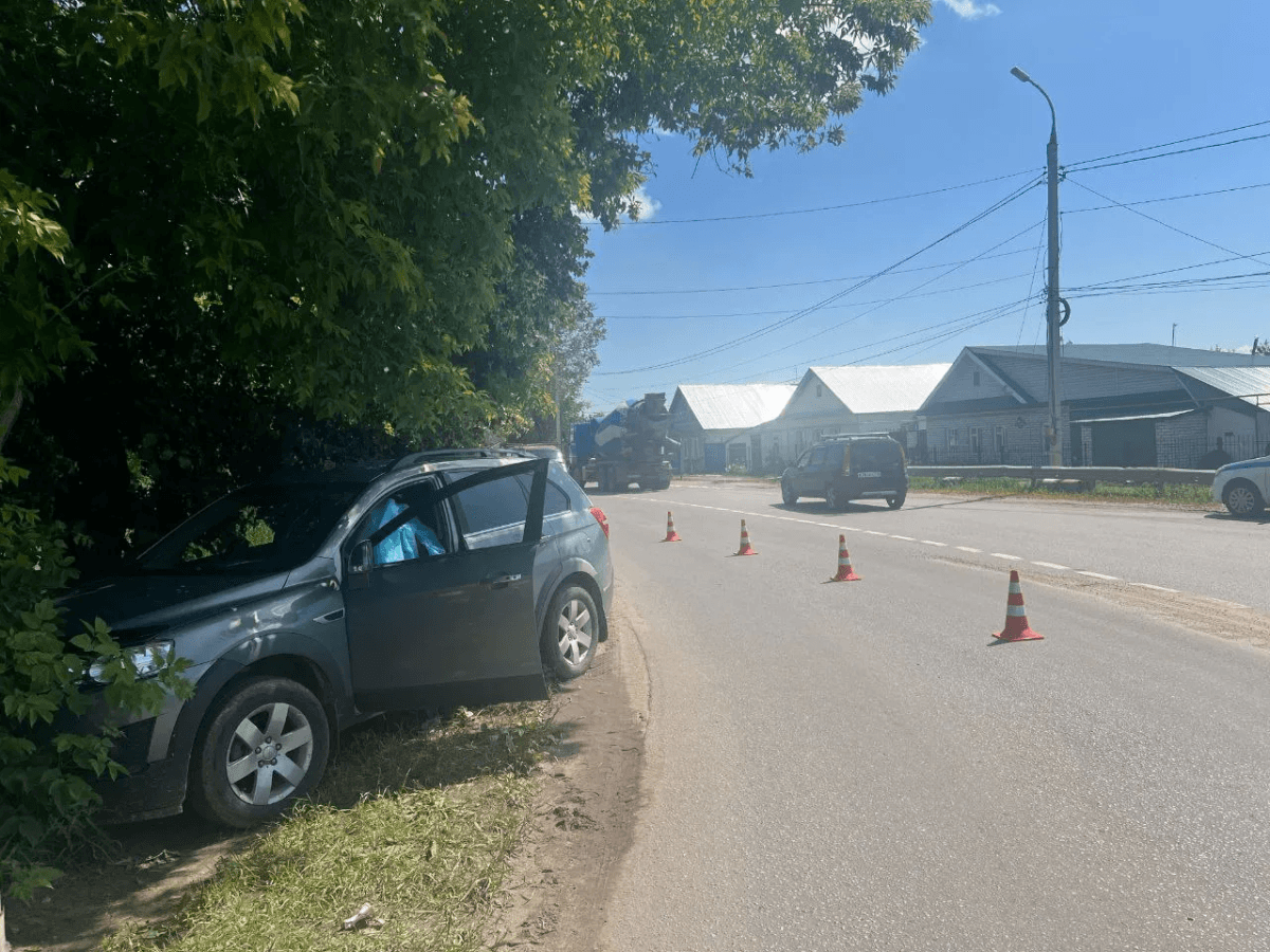 Погиб на месте: в Волжске водитель Chevrolet врезался в дерево