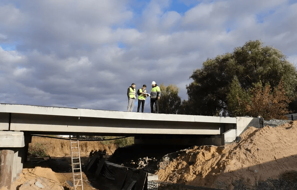 В Марий Эл на мосту через реку Семеновка завершают обустройство тротуаров и ограждений