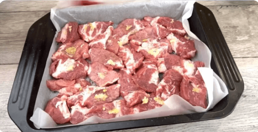 Мясо в бумаге: получается золотистое, как-будто на сковороде, готовится без масла, и брызг...