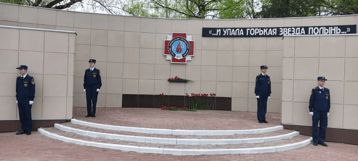 В Йошкар-Оле сотрудники МЧС почтили память погибших коллег