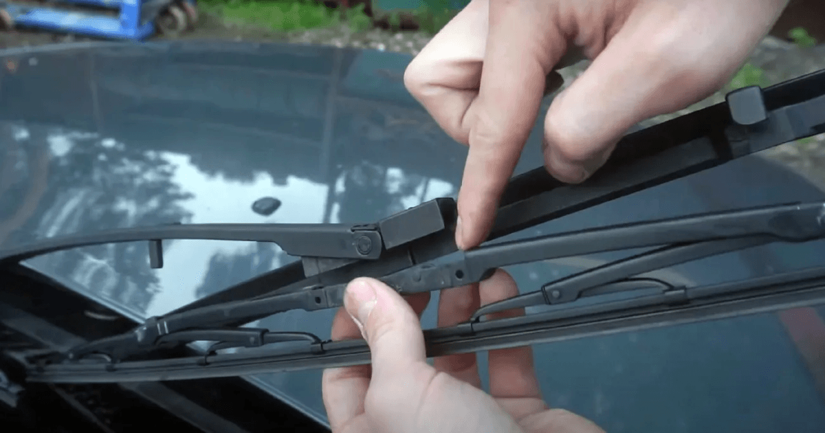 Ошибки водителей, из-за которых приходится часто менять щётки стеклоочистителя - губят даже дорогин