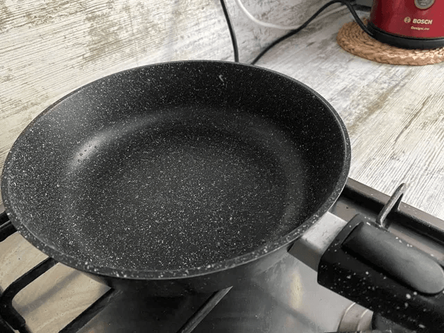 Кладу яблоки в кипящее масло и получаю быструю сладкую выпечку к чаю