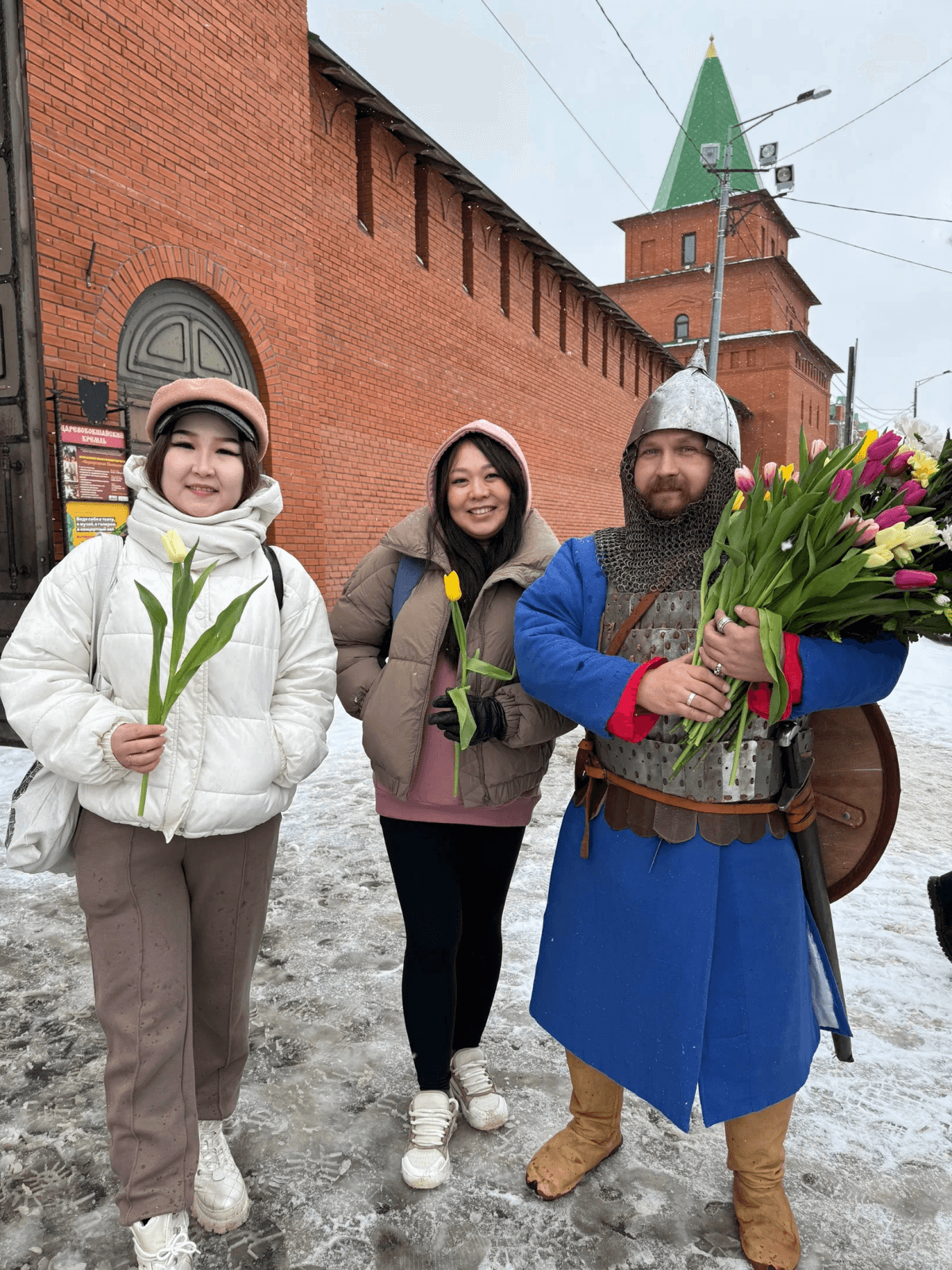 В Йошкар-Оле рыцари подарили женщинам тюльпаны и хризантемы