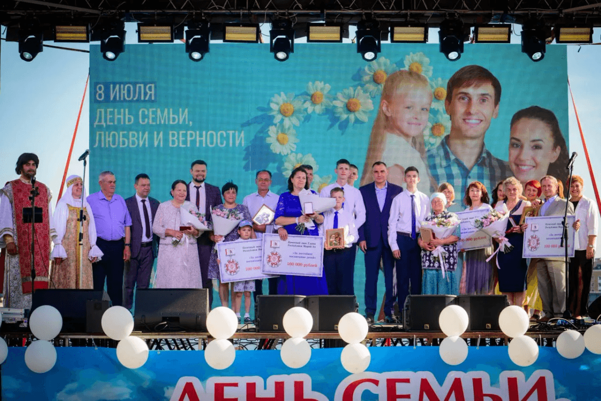 Юрий Зайцев вручил семьям из Марий Эл награды и денежные сертификаты