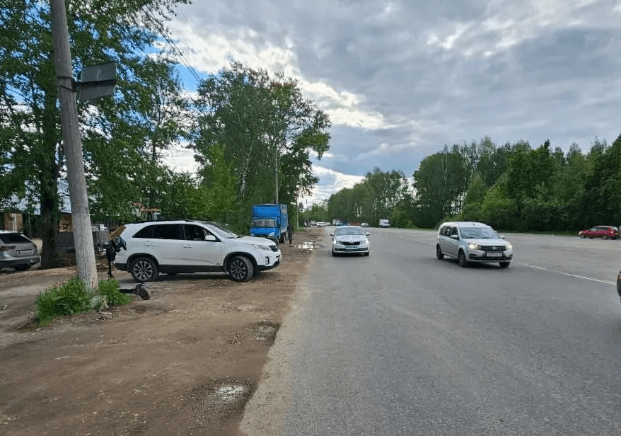 Водитель Kia выезжаю со двора сбил 29-летнего водителя самоката