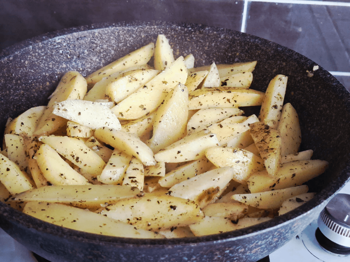 5 минут в кипятке - и жареная картошка становится хрустящей: простой секрет для домохозяек