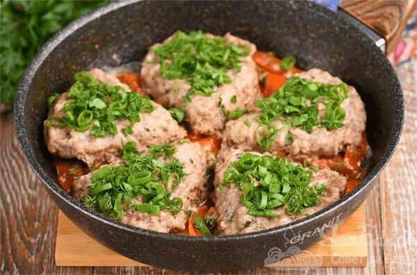 Просто выкладываю фарш на "овощную подушку" и быстро готовлю на плите: полезно, сочно, вкусно