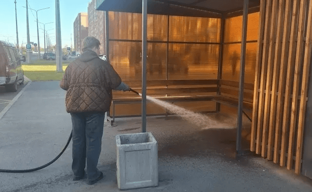 На страже чистоты: в Йошкар-Оле коммунальщики приводят в порядок остановки общественного транспорта