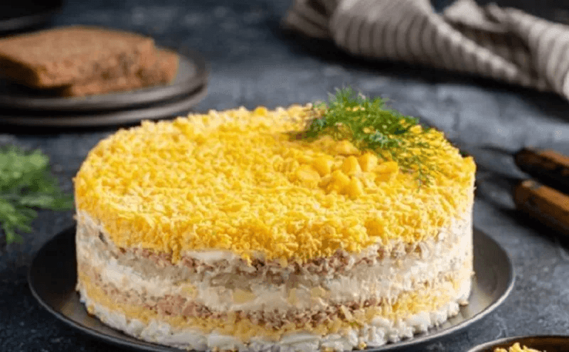 Мимоза в центре застолья: ресторанная подача дома, или как салат превращается в торт