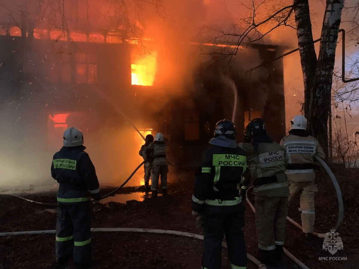 Огнеборцы Марий Эл шесть часов боролись с огнем в заброшенном доме 