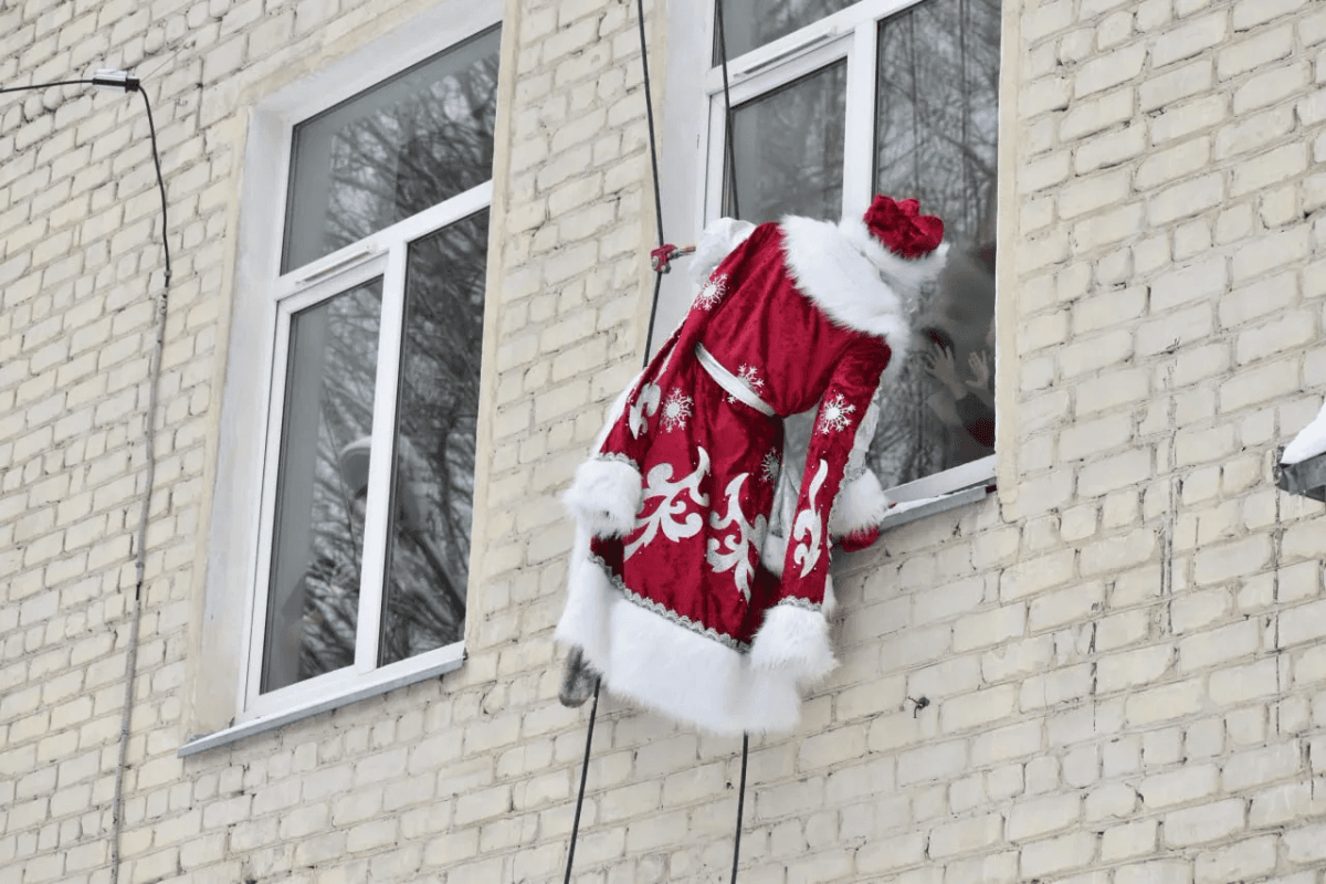 Спасатели и студенты устроили новогодний праздник для детей в больнице Йошкар-Олы