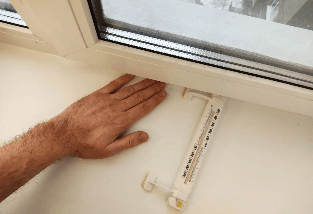 Зима не страшна: простые способы устранить сквозняк из пластиковых окон своими руками