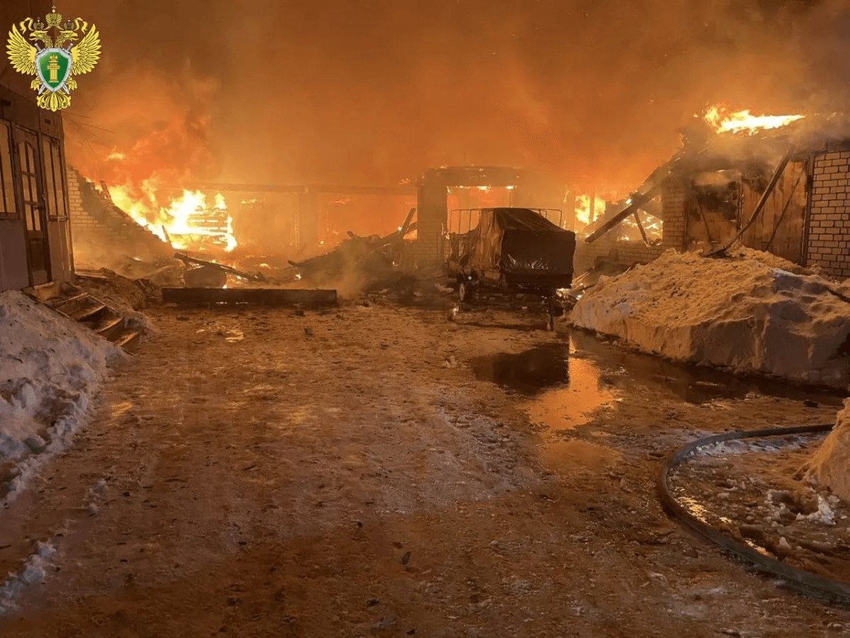 В Волжске ночью горело производственное здание площадью 800 кв. м