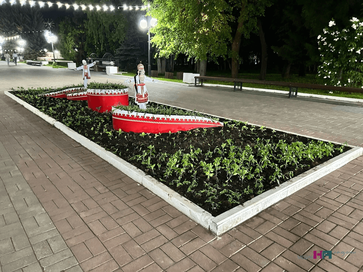 В Центральном парке Йошкар-Олы поставили клумбу с национальным орнаментом, представленную год назад на ВДНХ