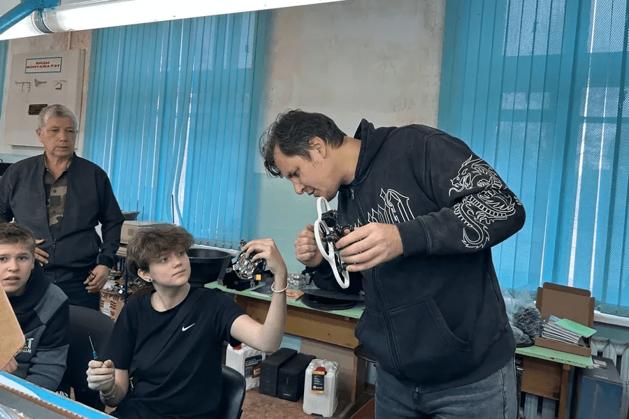 В Йошкар-Олинском технологическом колледже прошёл мастер-класс по сборке беспилотников
