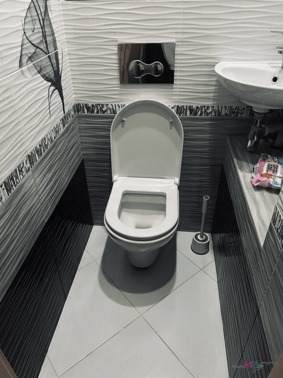 На ночь заливаю чудо-средство в унитаз, после него туалет свежий и чистый — делюсь секретом избавления от налета