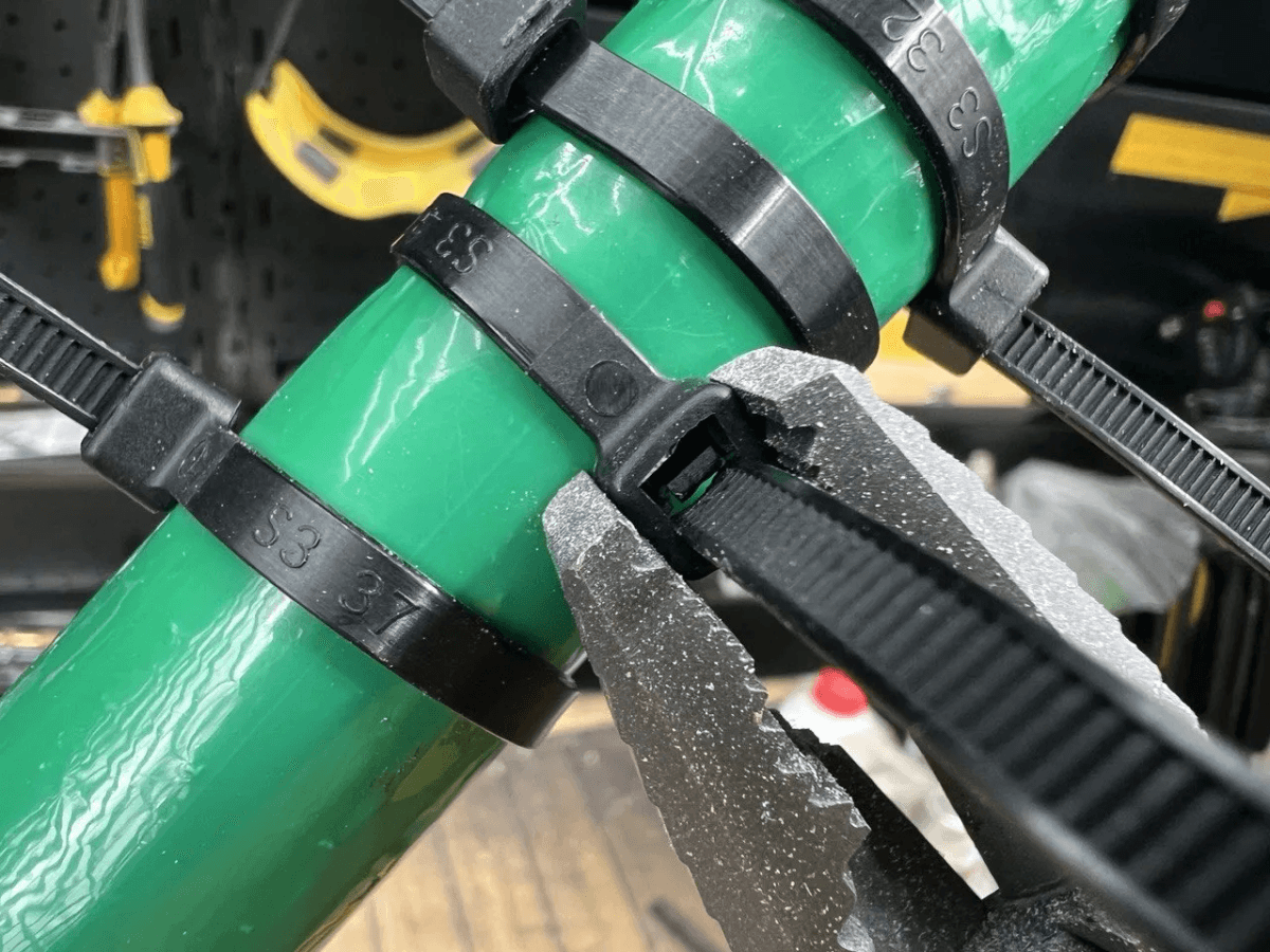 Растегиваем пластиковую стяжку по-новому — способ о котором не знают даже специалисты