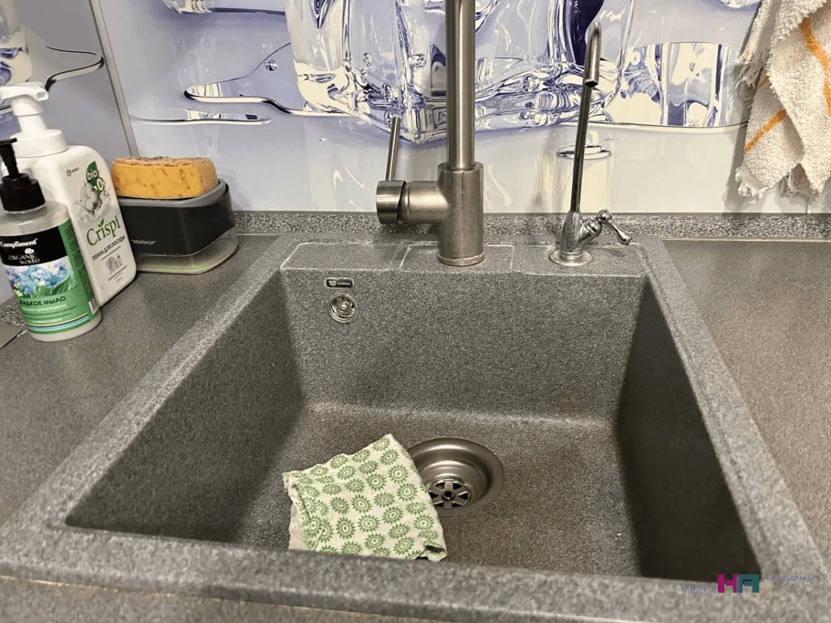 Полотенце на плиту, пассатижи в слив: эти 7 фишек в уборке подсмотрела у иностранного клинера