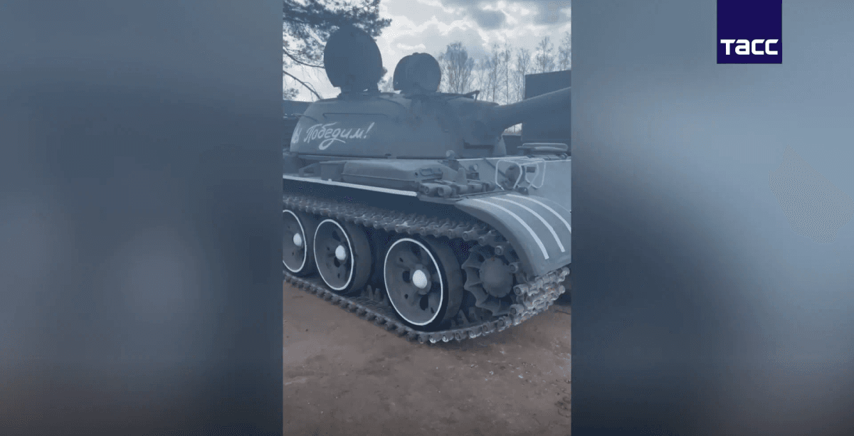 Военные подготовили к параду танк Т-55, стоящий на постаменте в парке Йошкар-Олы