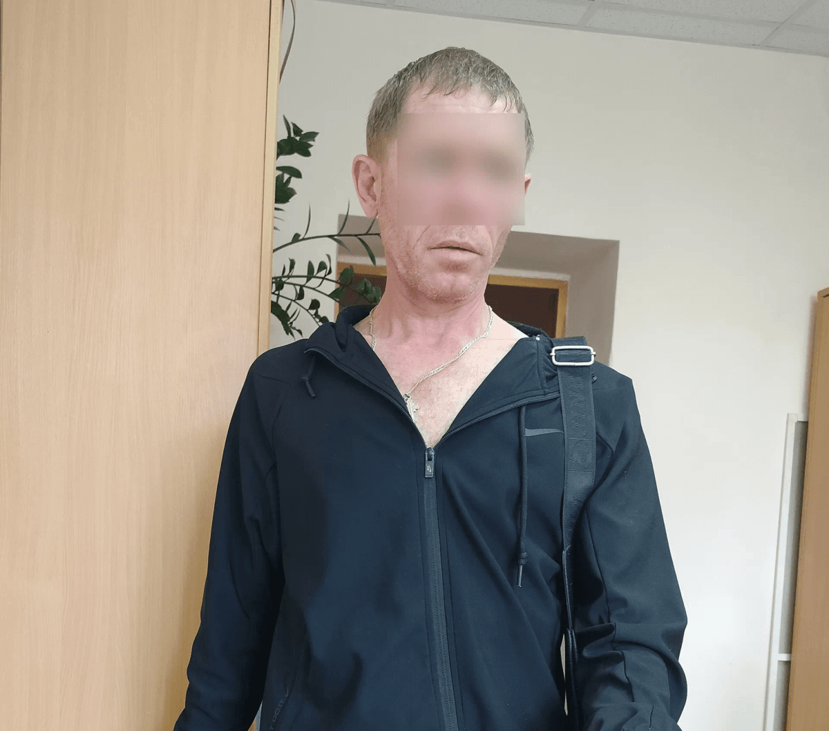 Житель Йошкар-Олы напал на девушку в подъезде и сорвал с неё цепочку