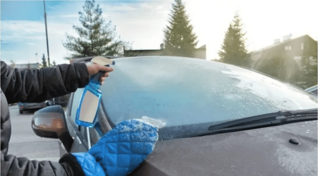 Очищаю лобовое стекло ото льда за минуту без скребка и особых усилий: подробнее в статье