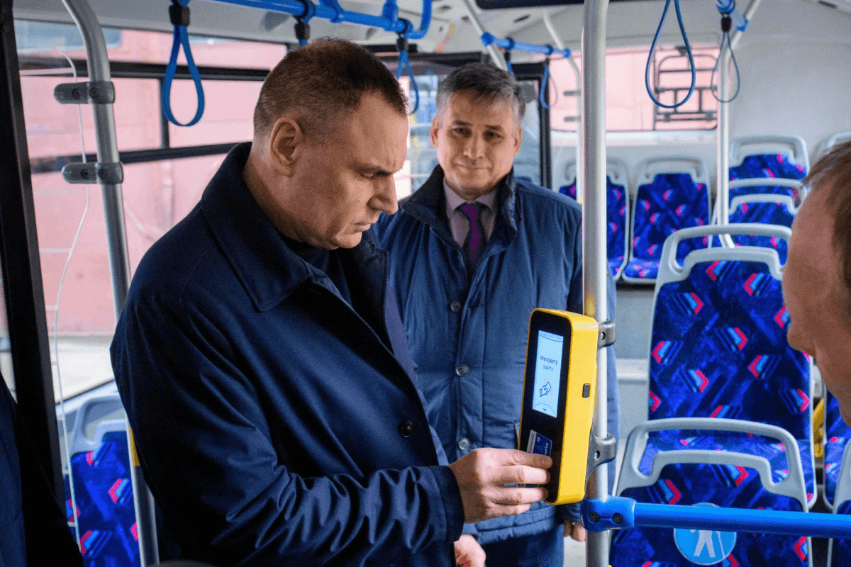 Юрий Зайцев прокатился на новом троллейбусе на автономном ходе, чтобы проверить транспорт