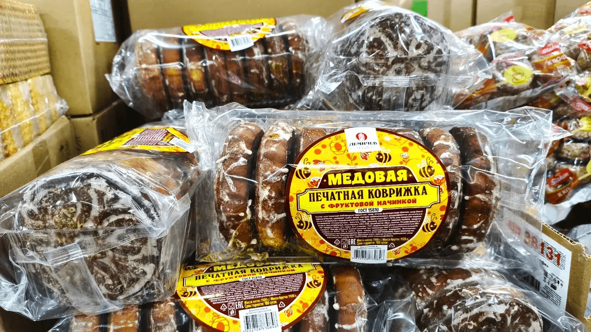 Спешу в «Светофор» за новыми интересными товарами — там многое можно смело покупать: выбираю рыбу и печатную коврижку