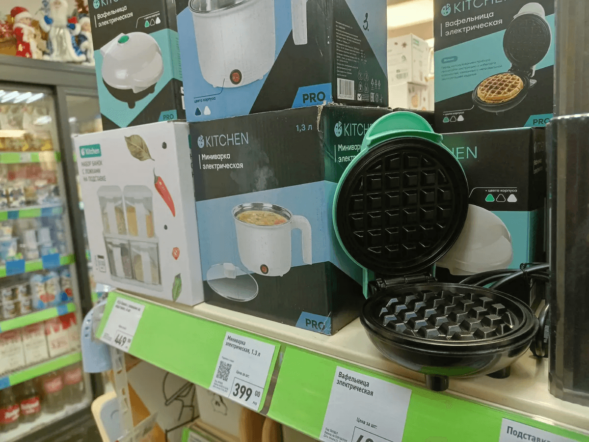 В посудном отделе «Фикс Прайс» понравился ассортимент на разных полках