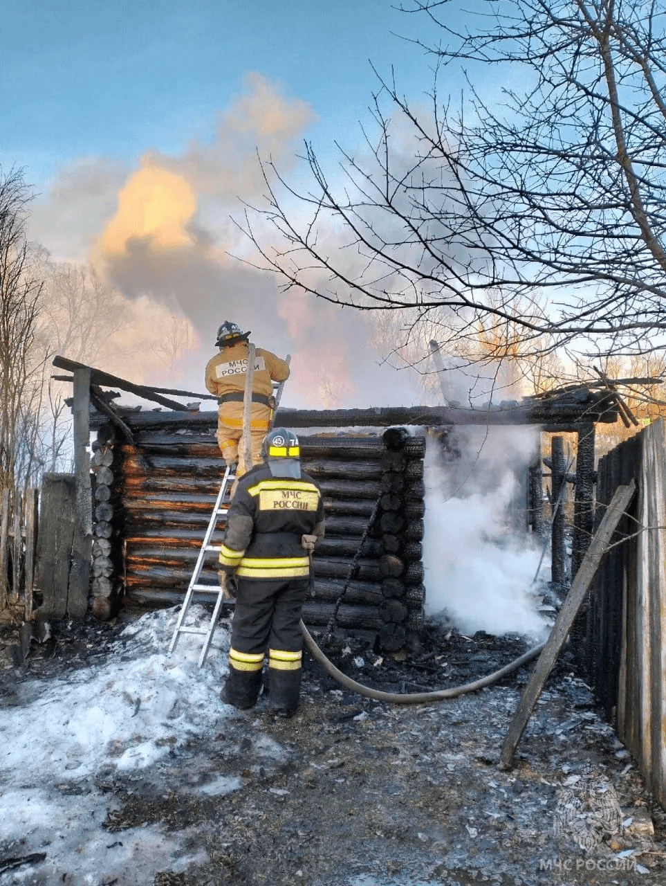Огнеборцы двух частей потушили полыхающую баню в деревне Елембаево