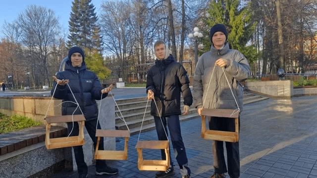 В Центральном парке Йошкар-Олы школьники повесили кормушки для птиц