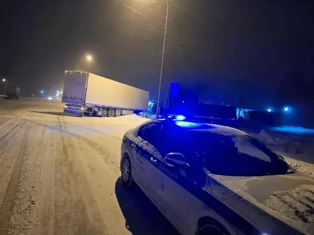 Сотрудники ГИБДД в Марий Эл помогают водителям, застрявшим в снегу