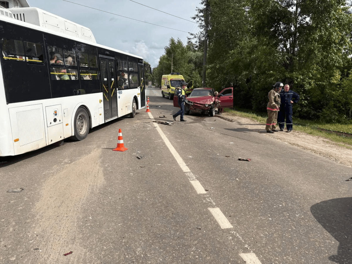 На Щорса в Волжске произошло тройное ДТП с участием автобуса и двух легковушек