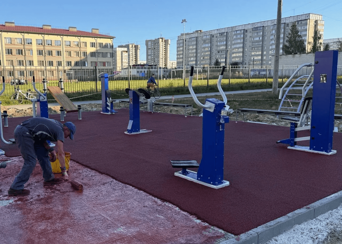 В Йошкар-Оле открывают новые уличные спортплощадки с тренажёрами и безопасным покрытием