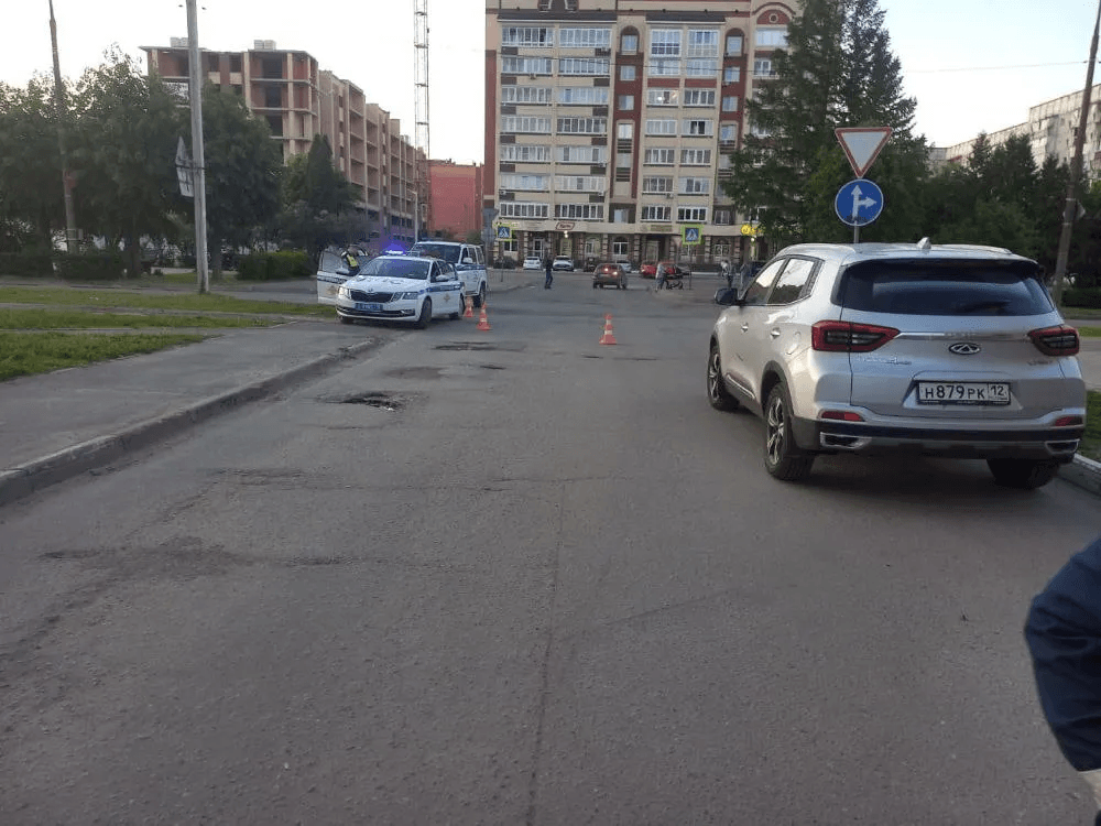 В Йошкар-Оле электросамокатчик сбил женщину и задел припаркованную машину