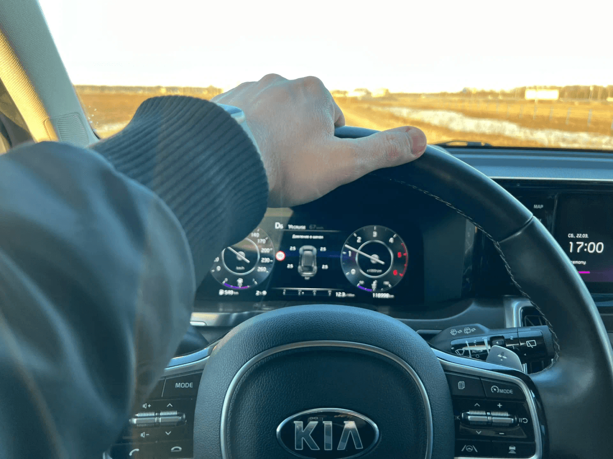 В вопросе поставлена точка: нужно ли водителю ждать, пока пешеход полностью перейдёт дорогу