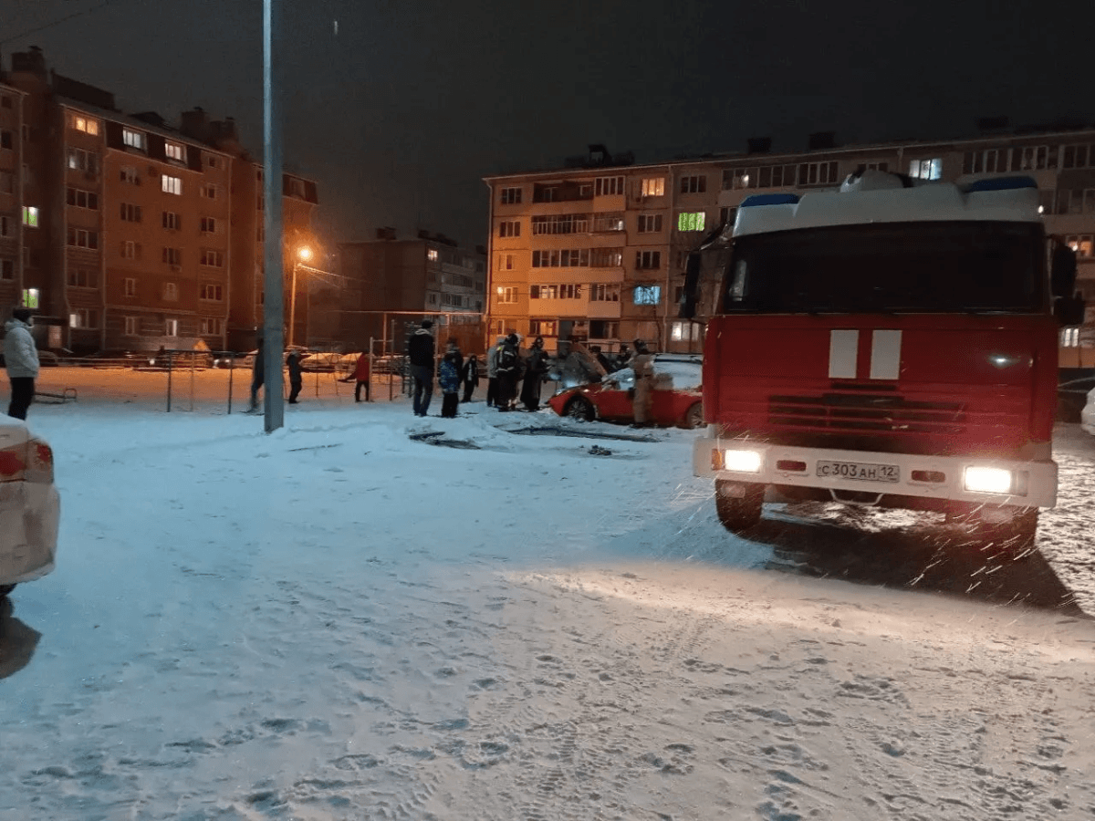 12 огнеборцев тушили горящую «Мазду 6» в Медведево