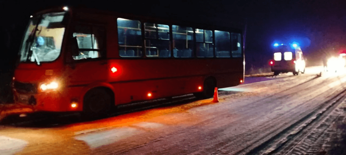 Пенсионер погиб под колесами автобуса на трассе в Марий Эл