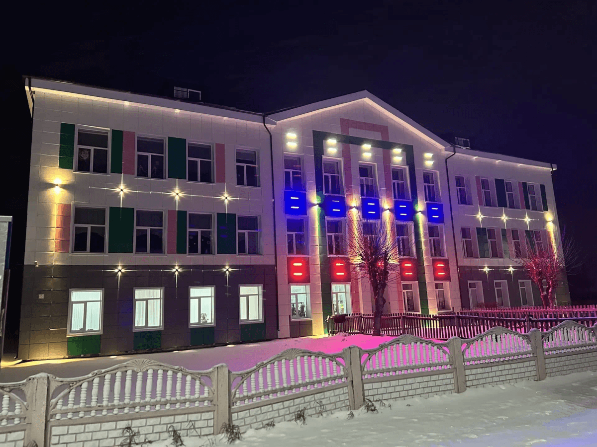 Школа в Звенигове засияла в цветах триколора после ремонта фасада