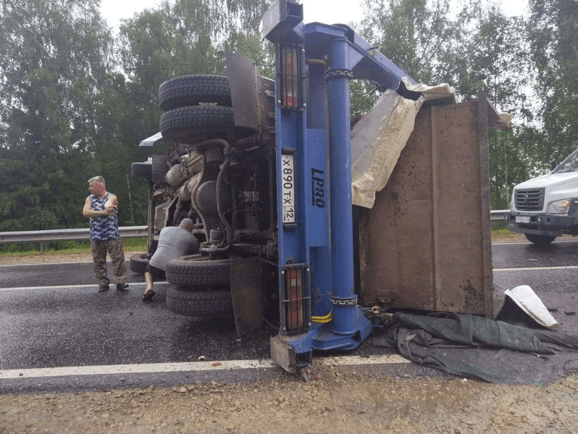 Два грузовика столкнулись на трассе в Медведевском районе