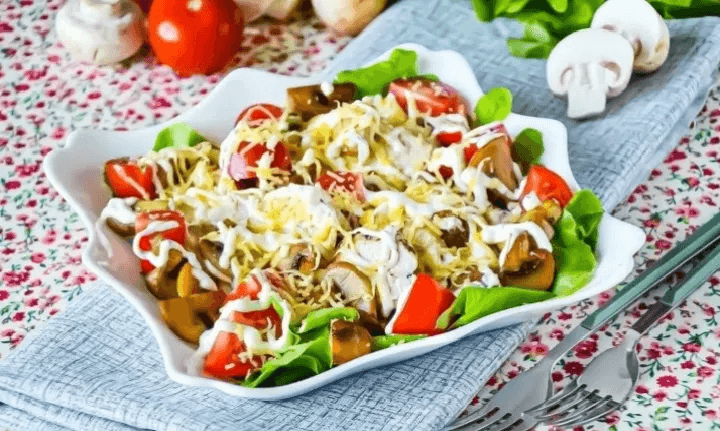 Новый рецепт дня: Сытный салат с курицей, грибами и свежими овощами