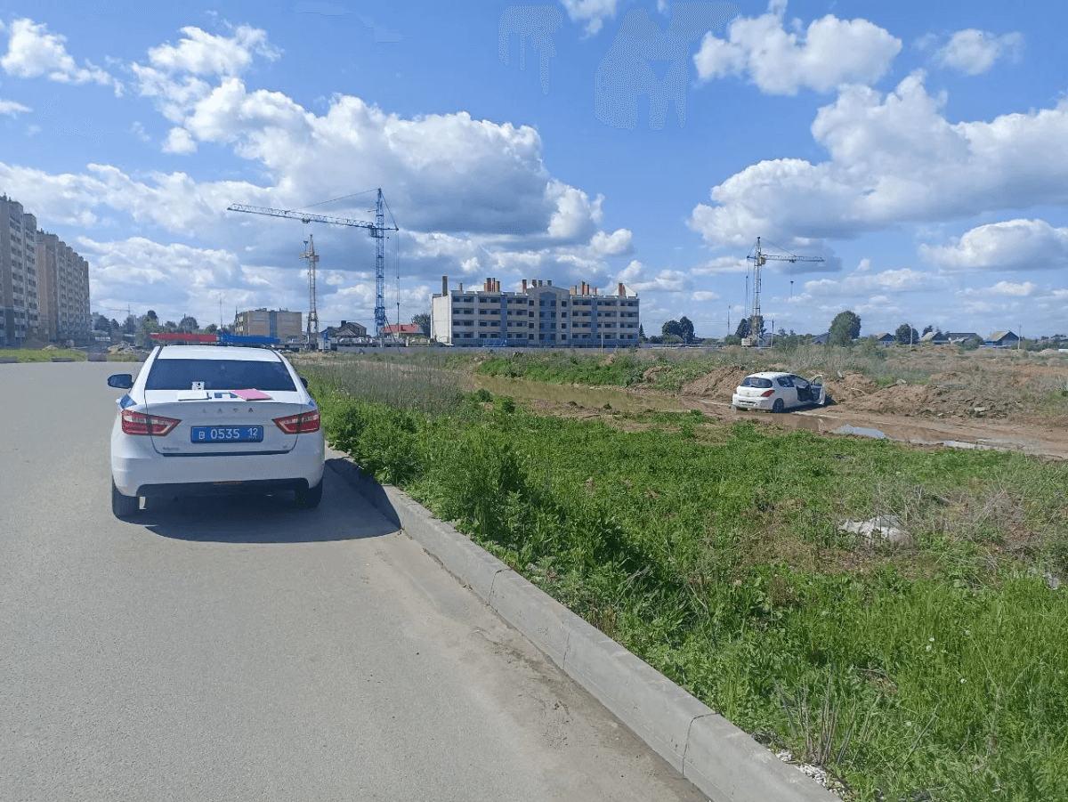 Водитель Peugeot скончался до приезда скорой на улице Западная в Йошкар-Оле