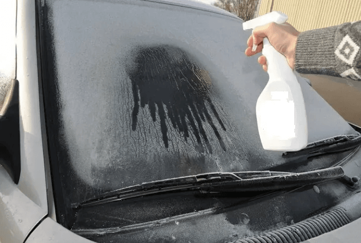Разбираемся, как убрать лед с лобового стекла: быстро, просто и без затрат