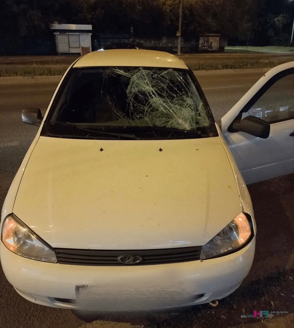 Автоюрист дал разъяснение, что делать если камень из-под колес разбил лобовое стекло: что нужно делать водителю