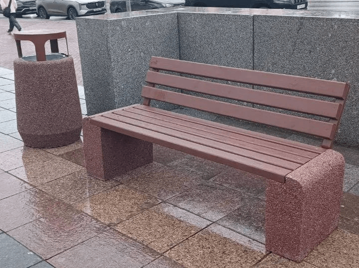 В Йошкар-Оле установили новые скамейки и урны