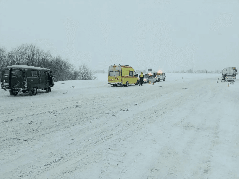 На восточном обходе Йошкар-Олы УАЗ не уступил дорогу фуре: двое пострадали